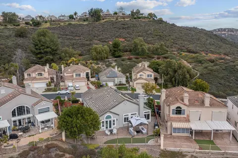 View/Area - 2205 View Crest Gln, Escondido, CA 92026 photo 3 of 8
