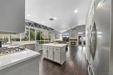 Kitchen - 2205 View Crest Gln, Escondido, CA 92026 photo 3 of 4