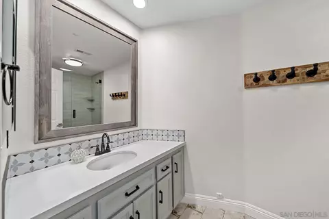 Bath - 2205 View Crest Gln, Escondido, CA 92026 photo 3 of 4