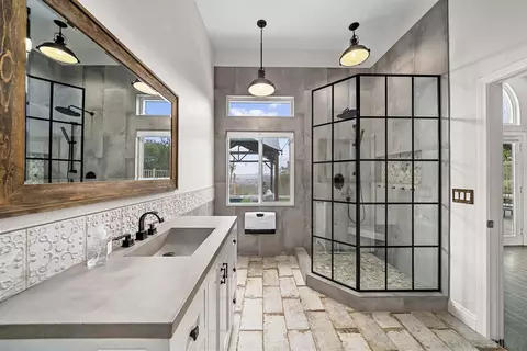 Bath - 2205 View Crest Gln, Escondido, CA 92026 photo 2 of 4