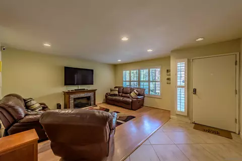 9740 Caminito De La Fada, San Diego, CA 92124