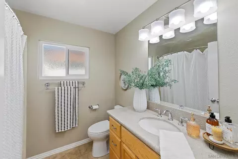 Bath - 1682 Pinnacle Way, Vista, CA 92081 photo 3 of 3