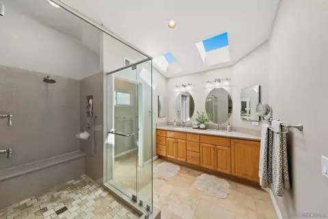 Bath - 1682 Pinnacle Way, Vista, CA 92081 photo 2 of 3