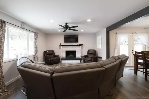 Living - 910 Ruby Dr, Vista, CA 92083 photo 4 of 7