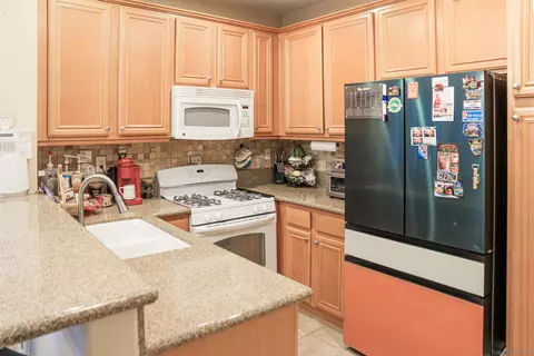 Kitchen - 31185 Black Maple Dr, Temecula, CA 92592 photo 2 of 2