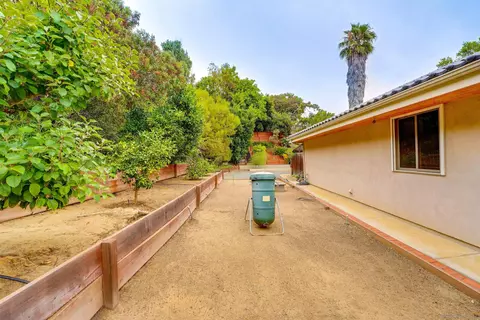 Exterior - 3186 Bremerton Pl, La Jolla, CA 92037 photo 5 of 6