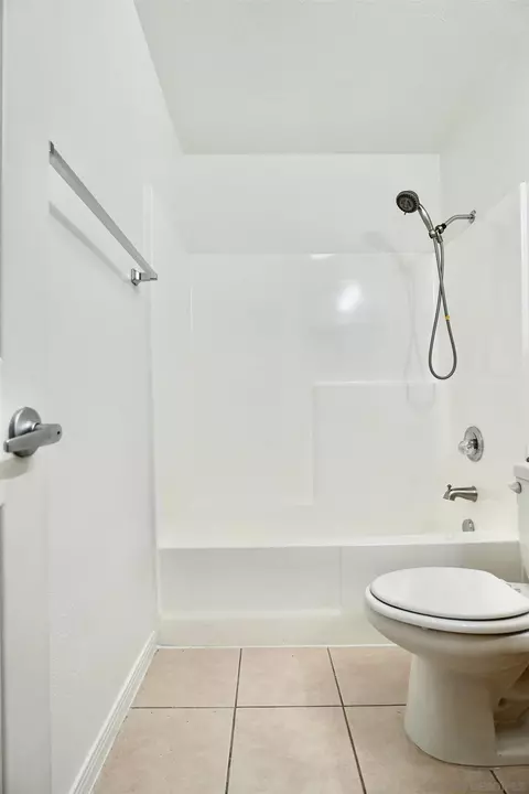 Bath - 1160 E Washington Ave #5, El Cajon, CA 92019 photo 4 of 5