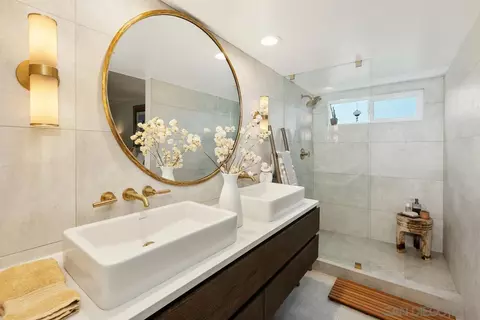Bath - 943 Intrepid Ct, Del Mar, CA 92014 photo 2 of 4