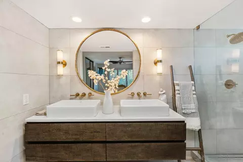 Bath - 943 Intrepid Ct, Del Mar, CA 92014 photo 3 of 4