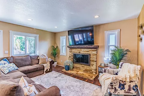 Living - 2468 Night Star Pl, Alpine, CA 91901 photo 4 of 5
