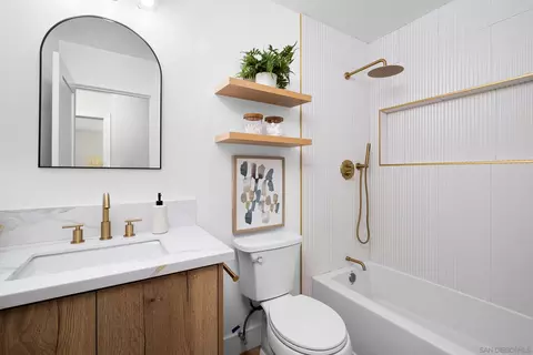 Bath - 4642 Rose Dr, Oceanside, CA 92056 photo 4 of 5