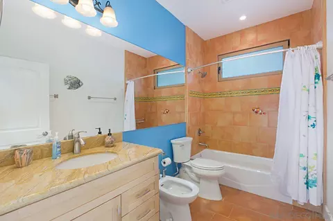 Bath - 5622 Taft Ave, La Jolla, CA 92037 photo 3 of 4