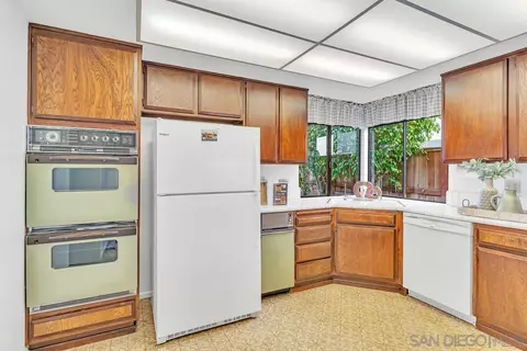 Kitchen - 29 Green Turtle Rd, Coronado, CA 92118 photo 4 of 4