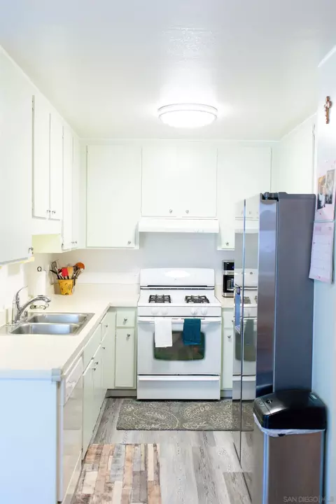 Kitchen - 13745 Sycamore Tr, Poway, CA 92064 photo 1 of 2