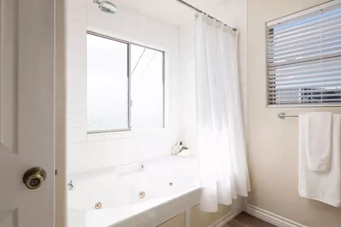 Bath - 7959 Pasadena Ave, La Mesa, CA 91941 photo 2 of 4