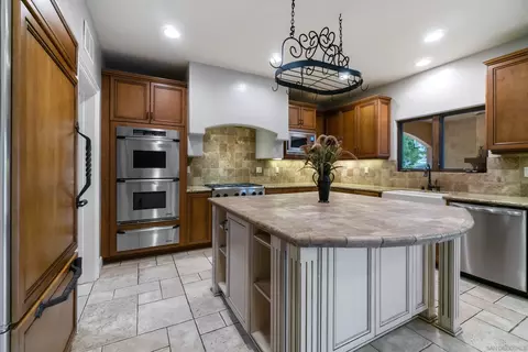 Kitchen - 41335 Via Del Toronjo, Temecula, CA 92592 photo 2 of 2