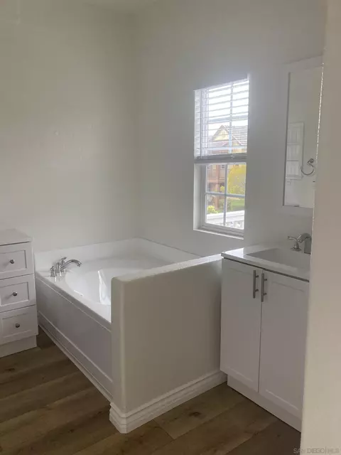 Bath - 750 Nile River Dr, Oxnard, CA 93036 photo 4 of 6