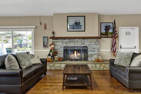 Living - 14087 Pomegranate Ave, Poway, CA 92064 photo 2 of 2