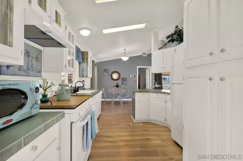 Kitchen - 14087 Pomegranate Ave, Poway, CA 92064 photo 3 of 4