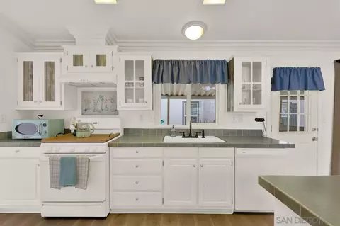 Kitchen - 14087 Pomegranate Ave, Poway, CA 92064 photo 2 of 4