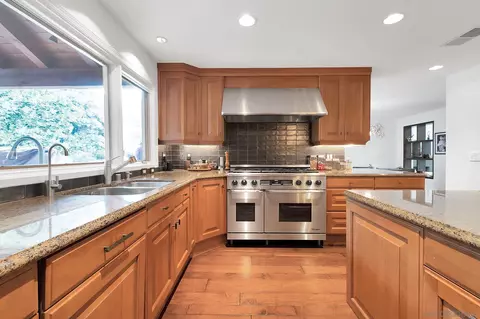 Kitchen - 992 Calle Santa Cruz, Encinitas, CA 92024 photo 5 of 10