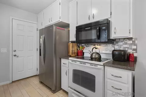 Kitchen - 2121 E Grand Ave #R70, Escondido, CA 92027 photo 2 of 4