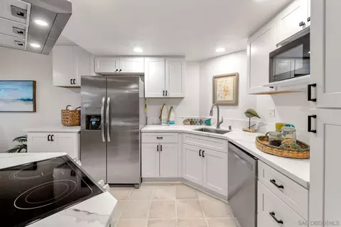 Kitchen - 155 Rosebay Dr #10, Encinitas, CA 92024 photo 5 of 6