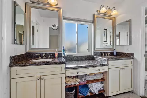 Bath - 1815 Hawk View Dr, Encinitas, CA 92024 photo 3 of 3
