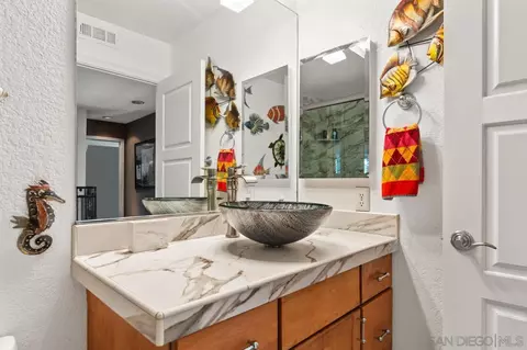 Bath - 1815 Hawk View Dr, Encinitas, CA 92024 photo 2 of 3