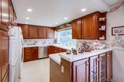 Kitchen - 1517 Bathurst Pl, El Cajon, CA 92020 photo 2 of 3
