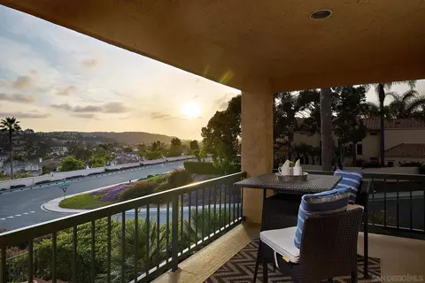 Exterior - 2905 Sondra Ct, Carlsbad, CA 92009 photo 5 of 15