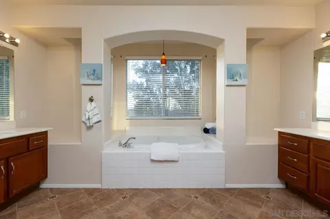 Bath - 16579 Weeping Willow Dr, Riverside, CA 92503 photo 3 of 5