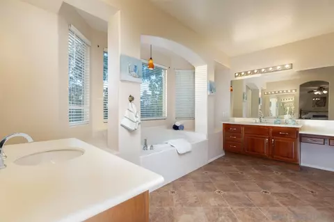 Bath - 16579 Weeping Willow Dr, Riverside, CA 92503 photo 4 of 5