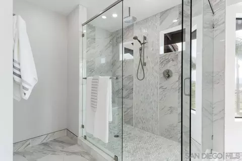 Bath - 14564 Cedar Ridge Ct, Poway, CA 92064 photo 4 of 5
