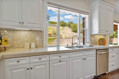 Kitchen - 7290 Sitio Lima, Carlsbad, CA 92009 photo 6 of 7