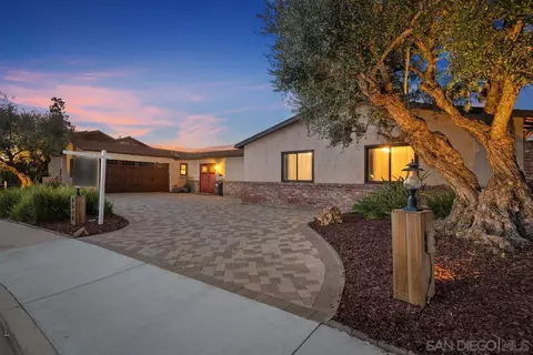 8020 Eastridge Dr, La Mesa, CA 91941