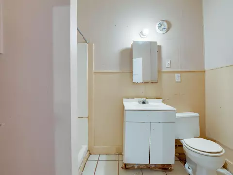 Bath - 919 Paulin Ave, Calexico, CA 92231 photo 2 of 2