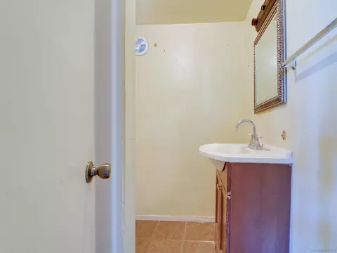 Bath - 919 Paulin Ave, Calexico, CA 92231 photo 1 of 2