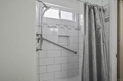 Bath - 3805 Trieste Dr, Carlsbad, CA 92010 photo 2 of 3