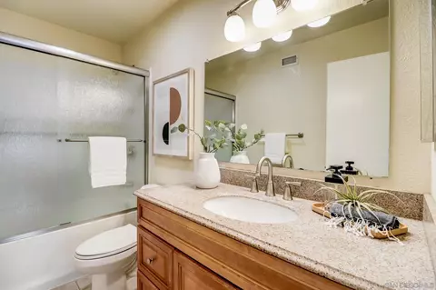 Bath - 13941 Olive Mesa Ct, Poway, CA 92064 photo 2 of 2