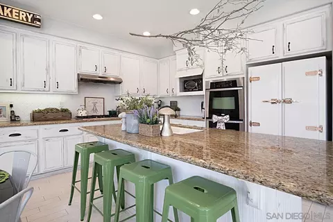 Kitchen - 28945 Savannah Dr, Temecula, CA 92591 photo 3 of 5