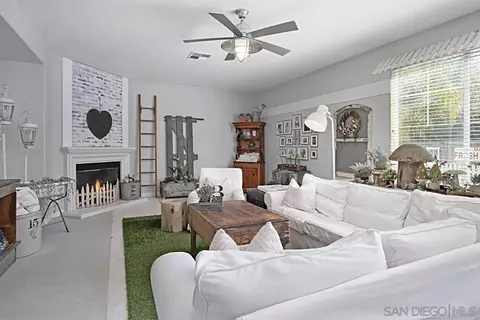 Living - 28945 Savannah Dr, Temecula, CA 92591 photo 3 of 5