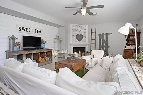 Living - 28945 Savannah Dr, Temecula, CA 92591 photo 2 of 5