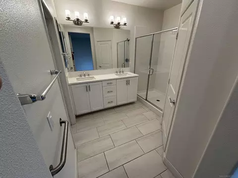 Bath - 2114 Solara Ln, Vista, CA 92081 photo 2 of 4