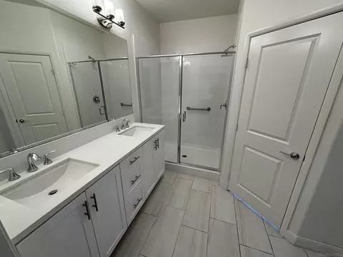 Bath - 2114 Solara Ln, Vista, CA 92081 photo 3 of 4