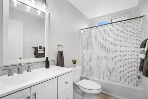 Bath - 1253 Tower Dr, Vista, CA 92083 photo 3 of 3