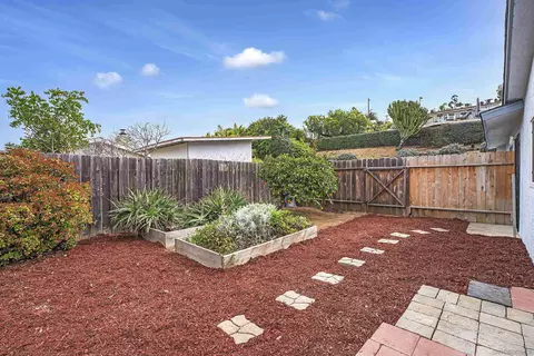 Exterior - 1253 Tower Dr, Vista, CA 92083 photo 6 of 10