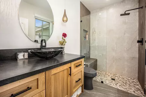 Bath - 3451 Calle Margarita, Encinitas, CA 92024 photo 4 of 6