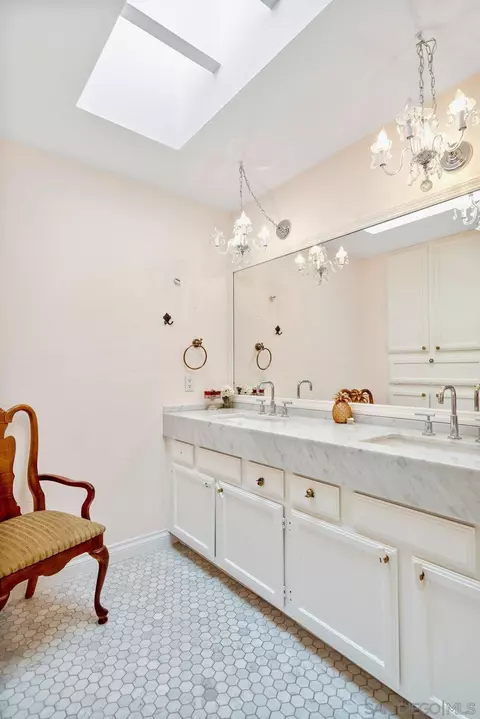 Bath - 334 G Ave, Coronado, CA 92118 photo 3 of 4