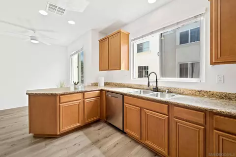 Kitchen - 252 Vermont Ct, El Cajon, CA 92020 photo 6 of 9